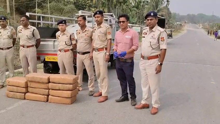 রবিবার সকালে  কমলপুর থানার শ্রীরামপুর নাকা পয়েন্টে একটি গাড়ি তল্লাশি চালিয়ে   ১১০ কেজি শুকনো গাঁজা উদ্ধার।