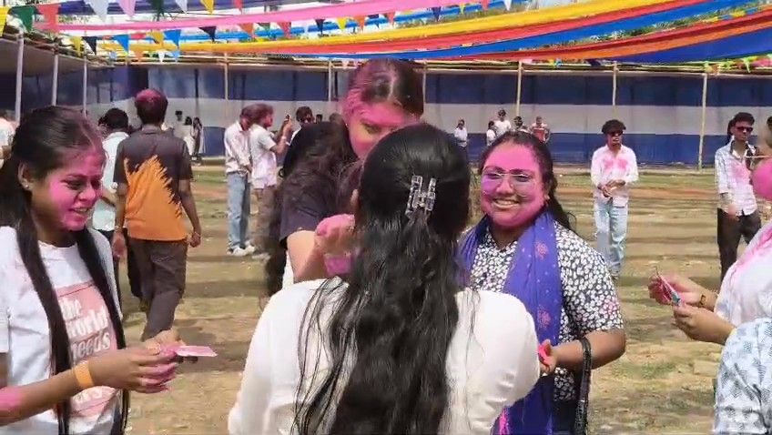 শিশু উদ্যানের বসন্ত ফেস্টে মাতোয়ারা সকল বয়সের উৎসাহীরা 