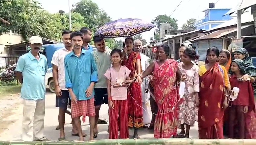 চিকিৎসক বদলি প্রতিবাদ জানিয়ে ঊনকোটি জেলার ফটিকরায় হাসপাতালের সামনে রাস্তা অবরোধে নামলেন এলাকার মানুষ থেকে হাসপাতালে ভর্তি রোগীরাও। 