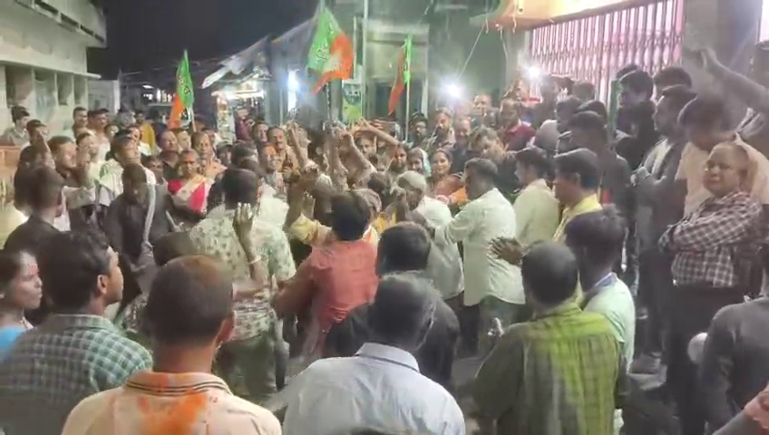 ফটিকরায়েও বিজয় মিছিল করে বিজেপি