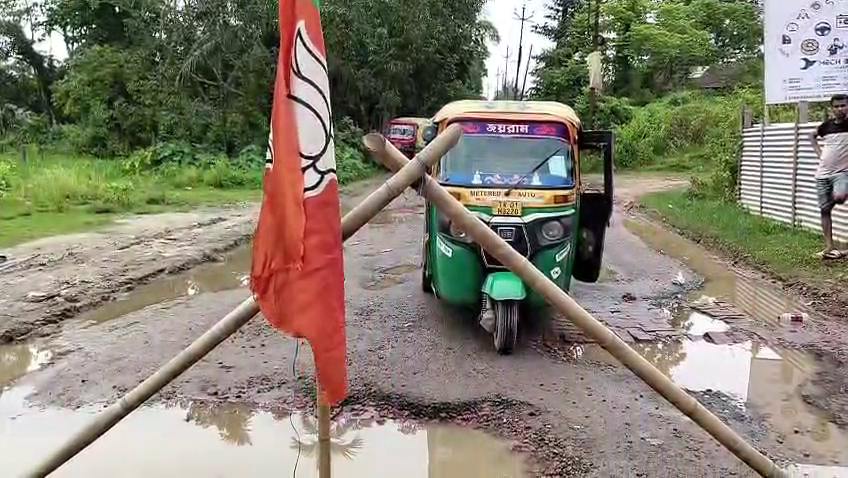 ডুকলিতে বেহাল রাস্তার প্রতিবাদে অটোচালকদের অবরোধ