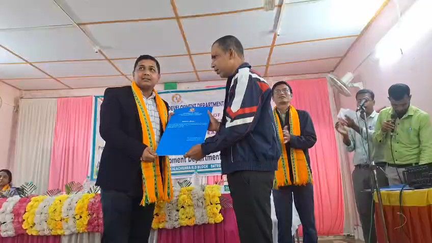 ইচাই লাল ছড়া কমিউনিটি হলে সরকারি সুবিধা বিতরণ কর্মসূচি— উপকৃত বেণী ফিশারিগণের মুখে সন্তোষের হাসি।