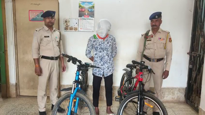  চুরি যাওয়া স্বর্ণের চেইন ও দুটি দামি বাইসাইকেল উদ্ধার, গ্রেপ্তার চোর 