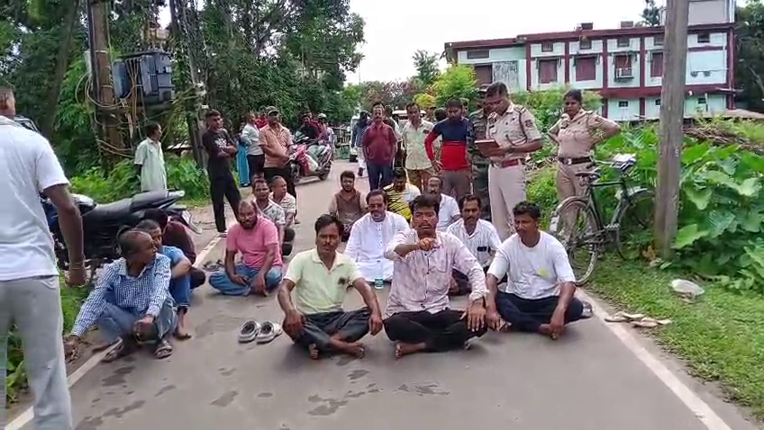 বিশুদ্ধ পানীয় জলের দাবিতে ধর্মনগরে কংগ্রেসের পথ অবরোধ