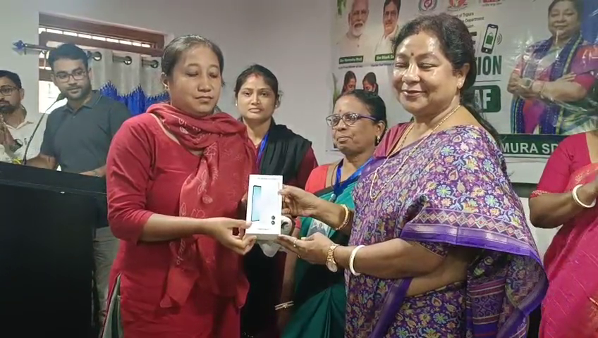 গ্রামীণ স্বাস্থ্যসেবায় ডিজিটাল গতি, আশা কর্মীদের হাতে স্মার্ট মোবাইল তুলে দিলেন বিধায়িকা কল্যাণী সাহা রায়
