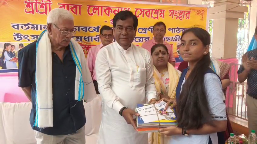 ৯১ জন একাদশ শ্রেণির ছাত্রছাত্রীর হাতে পাঠ্যপুস্তক তুলে দিল বাবা লোকনাথ সেবাশ্রম সংস্হা