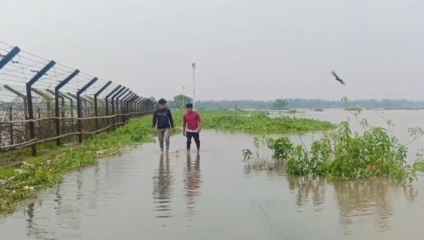 টানা কালবৈশাখীতে জলে ডুবল কমলপুর — বিপর্যস্ত জনজীবন, বাড়ছে নদীর জলস্তর!