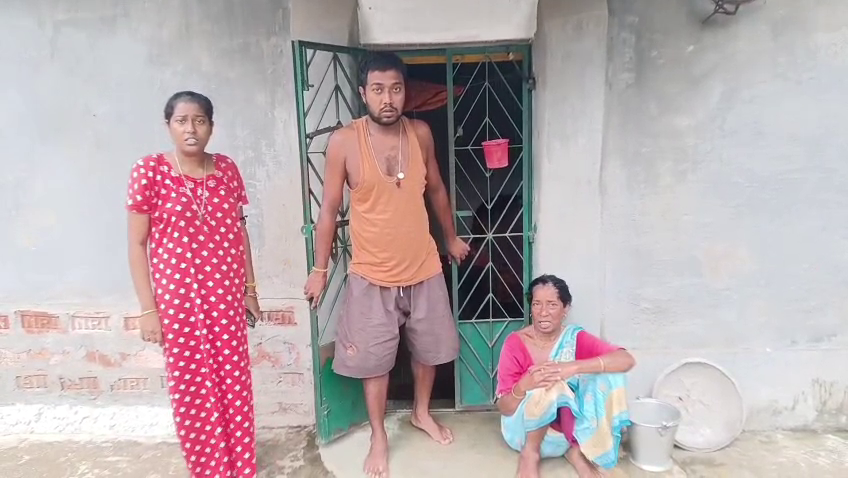 ওঝার সহযোগিতায় বাড়ি দখলের চেষ্টা ,হামলায় আহত এক মহিলা 