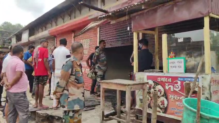মধুপুর পূর্ব বাজারে অগ্নিকাণ্ডে মুহূর্তের মধ্যে ছাই হয়ে গেল এক যুবকের স্বপ্ন