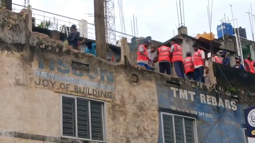 মঠ চৌমুহনী এলাকায় পৈত্রিক সম্পত্তি নিয়ে দুই ভাইয়ের মধ্যে বিবাদ, আদালতের নির্দেশে ভাঙ্গা হলো বড় ভাইয়ের বাড়ির নির্মাণ অংশ