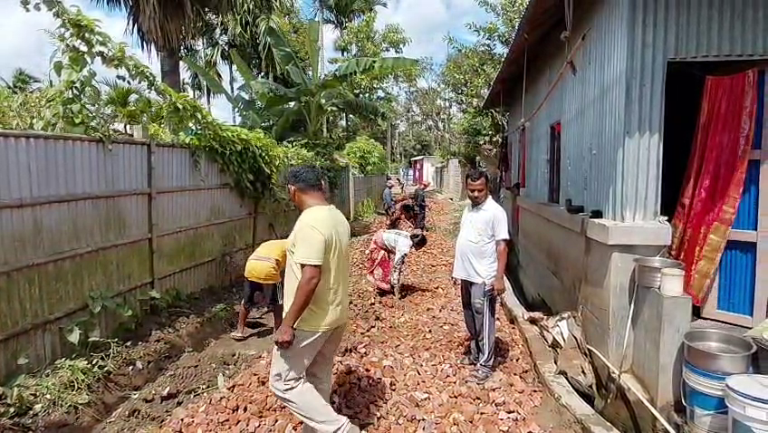 রাজ্যের অর্থ মন্ত্রী প্রণজিৎ সিংহ রায়ের সার্বিক সহযোগিতায় উদয়পুর পশ্চিম খিলপাড়া এলাকায় রাস্তা নির্মাণের ফলে এলাকার লোকজন খুশি          
