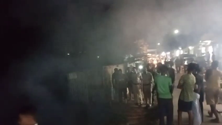লক্ষী পূজার সন্ধ্যা রাতে ময়লার স্তূপে ভয়াবহ অগ্নিকাণ্ড! অল্পেতে রক্ষা পেলো প্রচুর সংখ্যক দোকান ঘটনা বামুটিয়ার কালী বাজারে।