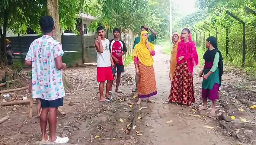 বেহাল রাস্তা ও পানীয় জলের সংকট নিয়ে চরম দুর্ভোগের মধ্যে দিন কাটাচ্ছেন  সীমান্তঘেঁষা মলয়া এলাকার মানুষ  