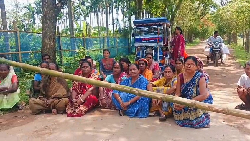 সুরমা কেন্দ্রের অন্তর্গত কমলপুর থেকে মড়াছড়া হয়ে দুর্গাচৌমুহনি যাওয়ার রাস্তার বেহাল দশা নিয়ে এবার বিস্ফোরিত হল জনরোষ।
