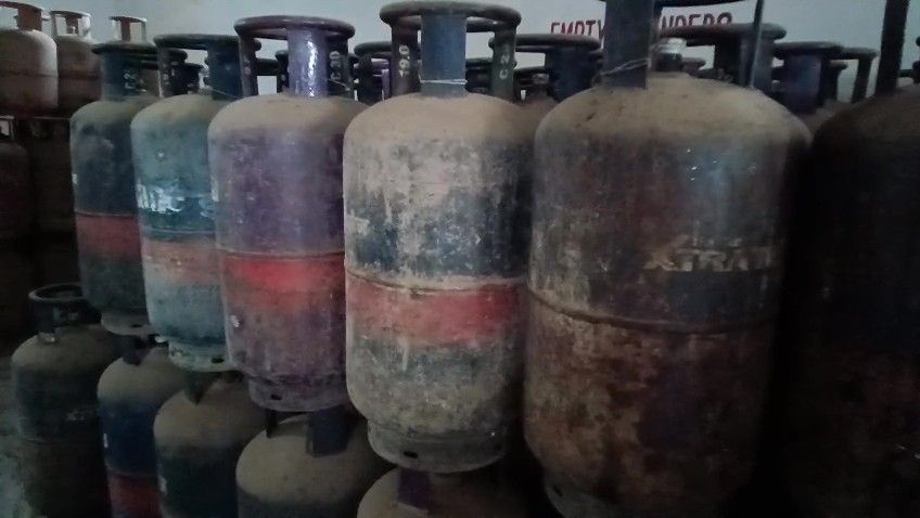 এক ধাক্কায় বাণিজ্যিক গ্যাসের সিলিন্ডারের দাম বৃদ্ধি পেল প্রায় হাজার টাকা, হোটেল রেস্তরায় মূল্যবৃদ্ধির আশঙ্কা