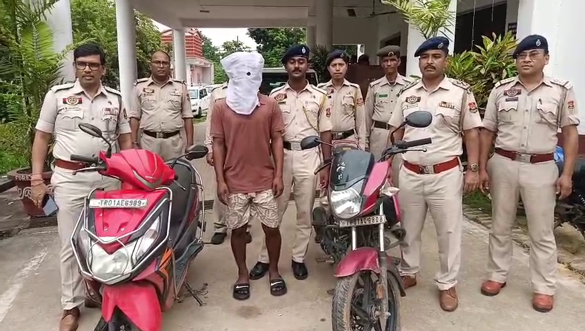  এক বাইক চোর গ্রেপ্তার উদ্ধার একটি বাইক ও স্কুটি 