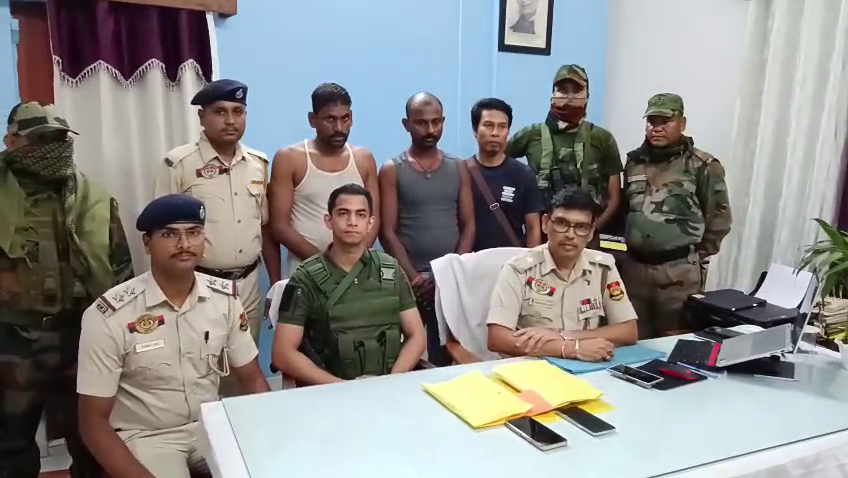 রাজধানীতে অস্ত্রের চালান  ভেস্তে দিল আসাম রাইফেলস  , দুটি অত্যাধুনিক পিস্তল ও তাজা কার্তুজ  সহ গ্রেফতার 