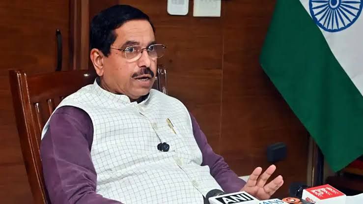 ধর্মেন্দ্র প্রধানের ইস্তফা গ্রহণ রাষ্ট্রপতির, শিক্ষামন্ত্রকের অতিরিক্ত দায়িত্ব প্রহ্লাদ যোশীর হাতে