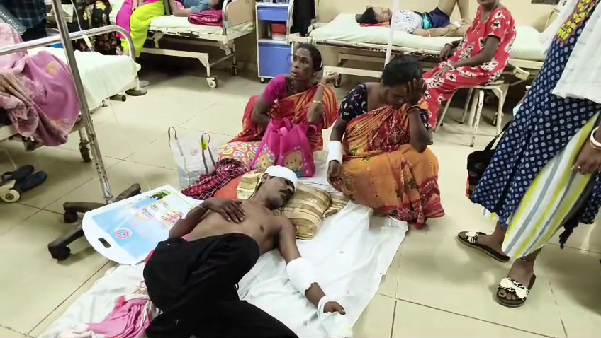 সিপিএম করাই অপরাধ ,পুলিশের সামনেই নিজ বাড়িতে রক্তাক্ত স্বামী-স্ত্রী, মোহনপুরের হরিনাখলায় জনমনে আতঙ্ক