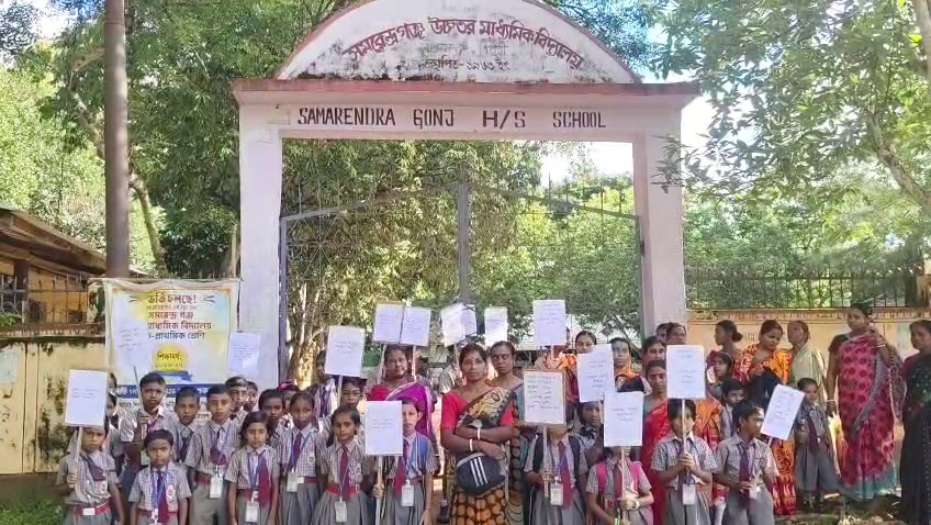 শিক্ষক নিয়োগ-সহ চার দফা দাবিতে সমরেন্দ্রগঞ্জ বিদ্যালয়ে তালা, পথ অবরোধে ছাত্রছাত্রী ও অভিভাবকরা