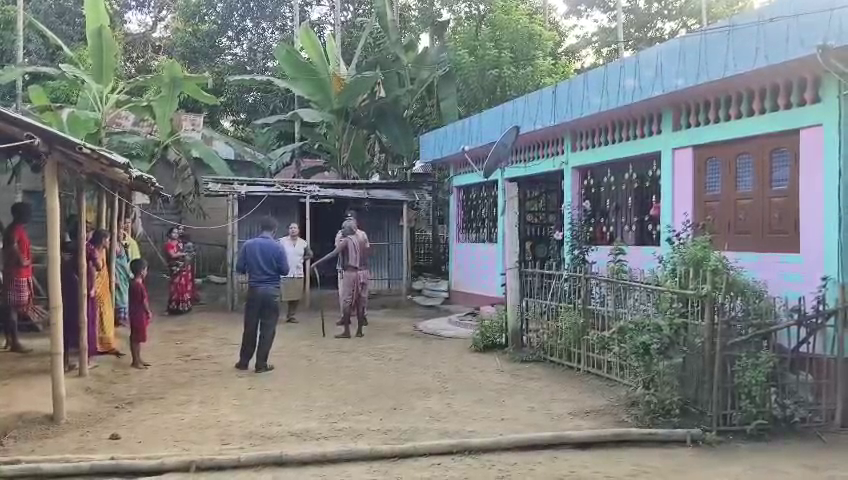 বিয়ের উদ্দেশ্যে নিয়ে যাওয়া নাবালিকাকে উদ্ধারে গিয়ে শাসক দলীয় পঞ্চায়েতের সদস্যার দ্বারা কৈফিয়তের শিকার প্রশাসনিক আধিকারিকরা