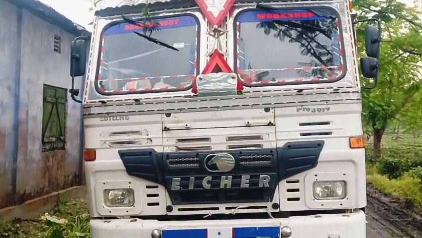 অবহেলায় ঝুলন্ত তার, আগুনে পুড়ল মালবাহী ট্রাক! রামদুর্লবপুর টি-ইস্টেটে ক্ষতি প্রায় ৪ লক্ষ