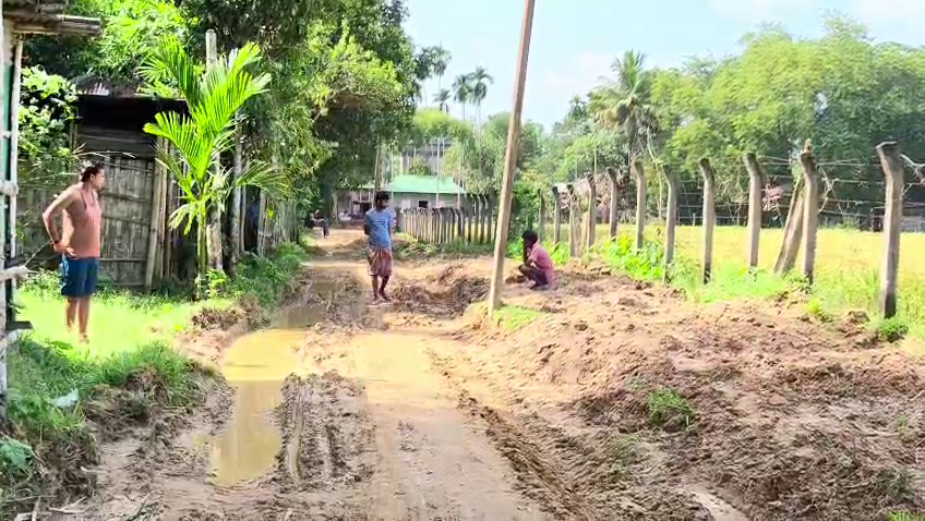 এক কোটি কুড়ি লক্ষ টাকার প্রকল্পে জৈনক ঠিকাদারকে কাজের দায়িত্ব দেওয়া হয়েছিল। 