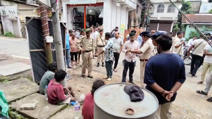 খোশবাগান এলাকায় তিন চোর ও এক দোকান মালিক গ্রেপ্তার,ড্রাগসে আসক্তদের ধরেও ছেড়ে দিচ্ছে পুলি