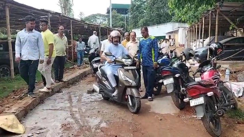 এসকর্ট ও গাড়ি ছেড়ে স্কুটিতে এলাকা পরিক্রমা প্রদেশ বিজেপি সভাপতির 