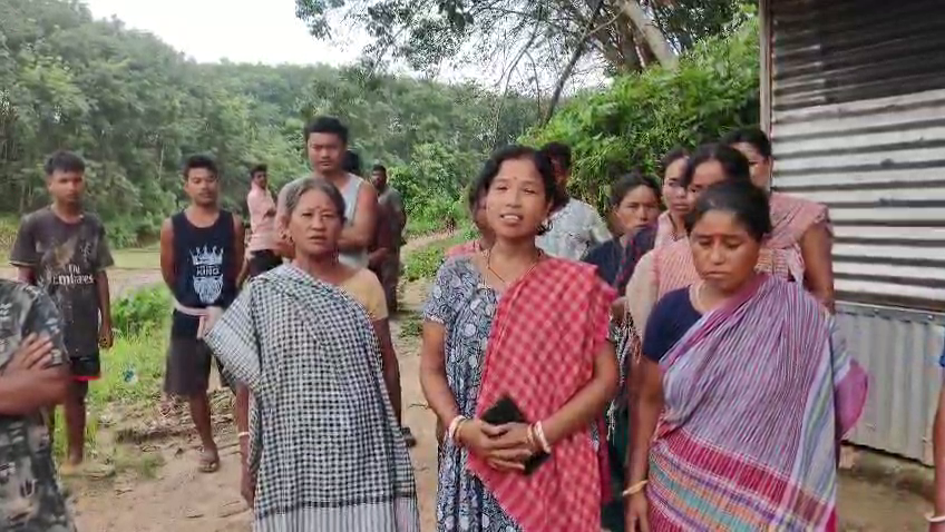 দীর্ঘদিন ধরে বেহাল অবস্থায় পড়ে রয়েছে দক্ষিণ মধুপুর পঞ্চায়েতের নোয়াবাড়ি থেকে মাখন সরদারপাড়া পর্যন্ত প্রায় তিন কিলোমিটার রাস্তা   