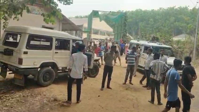 চড়িলাম বাজারে প্রকাশ্যে আগ্নেয়াসের ঝলকানি,   ফেন্সি বুঝাই গাড়ি লুট