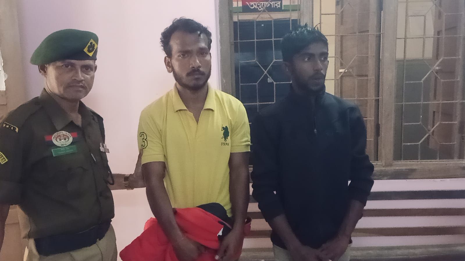 দুই নেশাকারবারীকে আটক করলো স্থানীয় লোকজনেরা