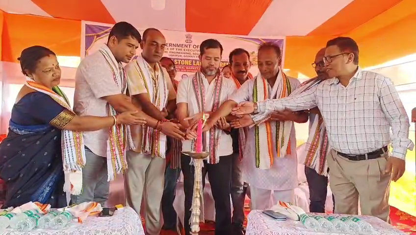 বাইখোড়া বাজারে সব্জী বাজারের দ্বীতল ভবনের শিলান্যাস