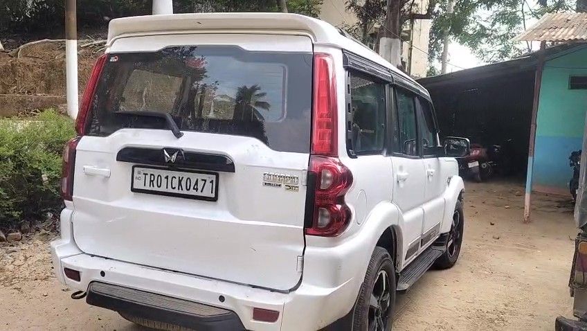 সন্দেহজনক চলার জন্য একটি গাড়ীকে আটক করলো শান্তির বাজার থানার পুলিশ। 