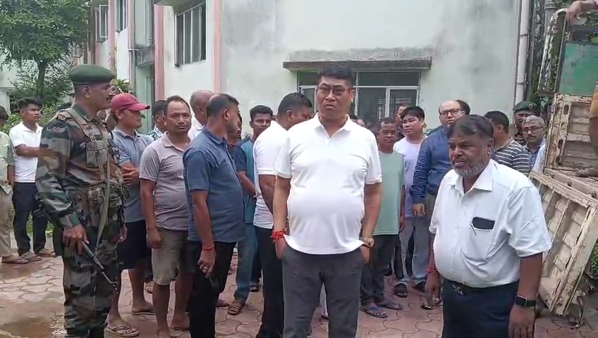 মাটি ধসে দুই যুবকের মর্মান্তিক মৃত্যু , মৃতদের পরিবার ও আত্মীয়-পরিজনদের সঙ্গে দেখা করে সমবেদনা জানান  মন্ত্রী  বিকাশ দেববর্মা