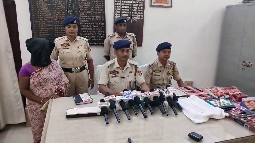 আখাউড়া রোডে স্বর্ণের চেইন ও কসমেটিকস চুরি, গ্রেফতার বাড়ির কাজের মহিলা