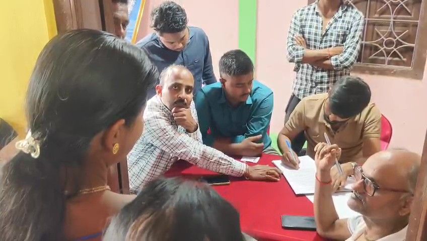 ঊনকোটি জেলার কাঞ্চনবাড়িতে স্থানীয় ইন্ডিয়া ক্লাবের উদ্যোগে আয়োজিত হলো বিনামূল্যে চক্ষু চিকিৎসা শিবির। ক্লাবের হলঘরে অনুষ্ঠিত এই শিবিরে বিশিষ্ট চক্ষু চিকিৎসক ডঃ সুমন সরকারের তত্ত্বাবধানে চিকিৎসা নেন এলাকার প্রায় শতাধিক চক্ষু রোগী।