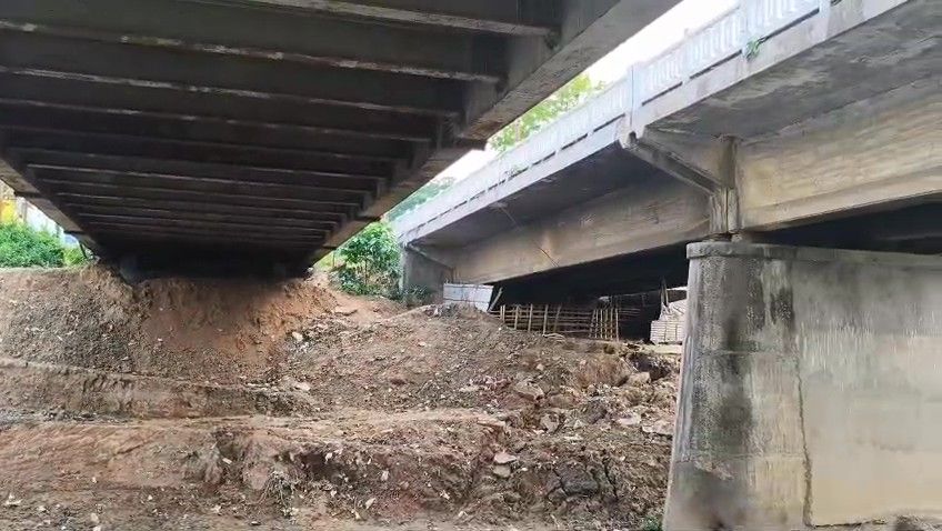 বটতলার জহর ব্রিজের মত ভিআইপি রোডের রাধানগর ব্রিজের নিচেও নেশা সামগ্রীর রমরমা বাজার।অনেকটা খুল্লম খুল্লাই চলছে এই বাজার ।