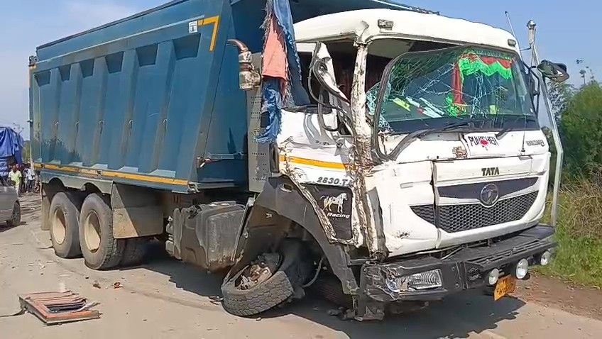 খোয়াইয়ে জাতীয় সড়কে দুই লরির মুখোমুখি সংঘর্ষ, অল্পের জন্য রক্ষা পেলেন চালকরা
