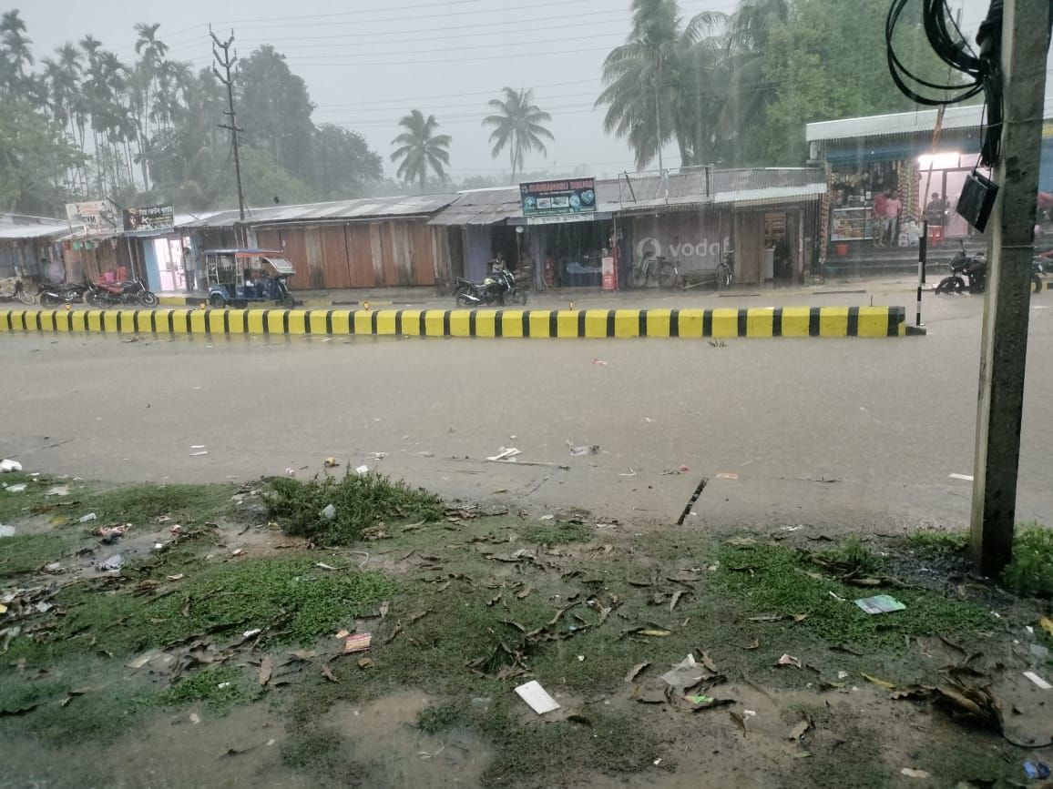 অল্প বৃষ্টিতে জনদুর্ভোগ 