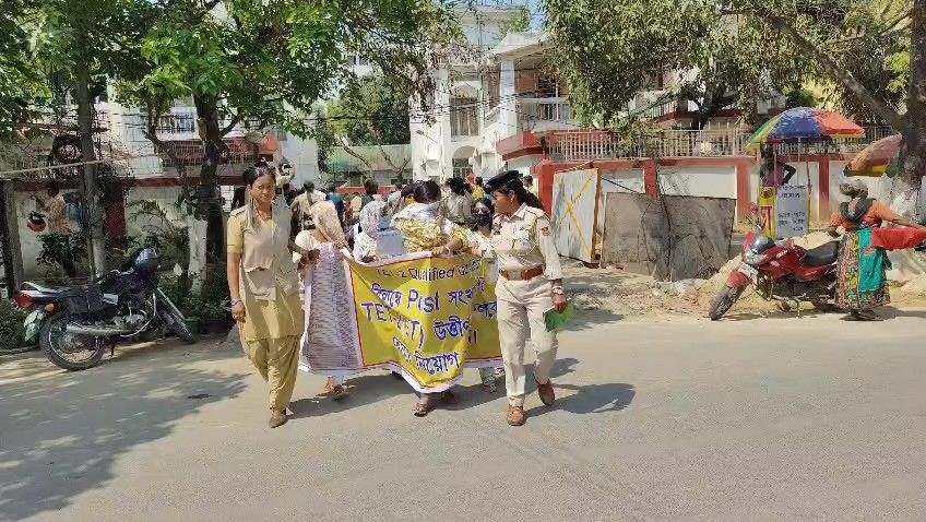 একসাথে নিয়োগের দাবিতে অর্থমন্ত্রীর বাসভবনের সামনে টেট-২ উত্তীর্ণদের বিক্ষোভ 