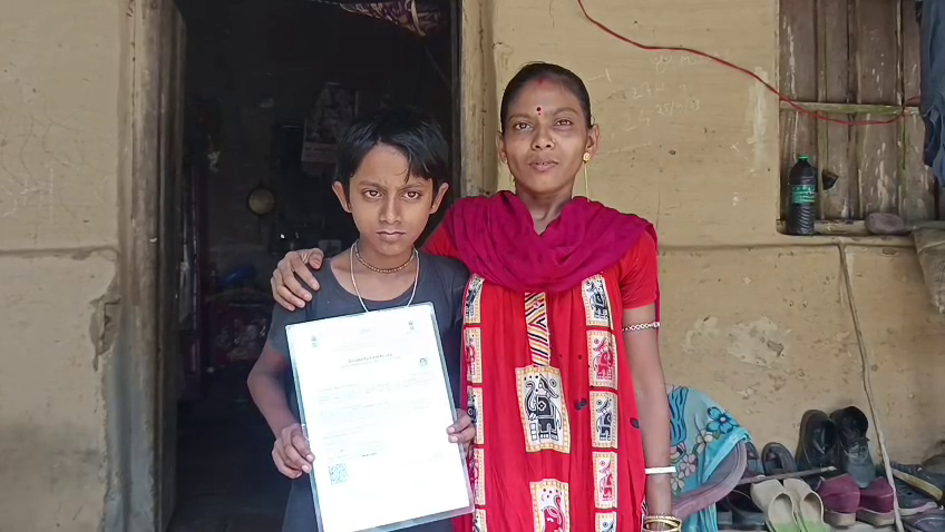দিব্যাঙ্গ ছেলের ভাতার দাবিতে সংবাদমাধ্যমের দ্বারস্থ পরিবার