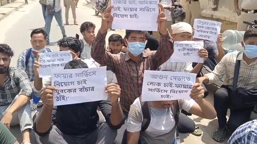 পুলিশের চোখে ধুলো দিয়ে মুখ্যমন্ত্রীর বাড়ির সামনে চাকরির দাবিতে আন্দোলনকারীদের ধরনা