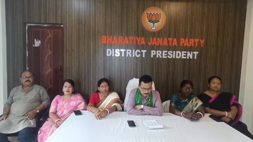 নারী শক্তি বন্ধন অধীনিয়ম বিল নিয়ে বুধবার সাংবাদিক সম্মেলন অনুষ্ঠিত হয় বিজেপি ধলাই জেলা কার্যালয়ে।