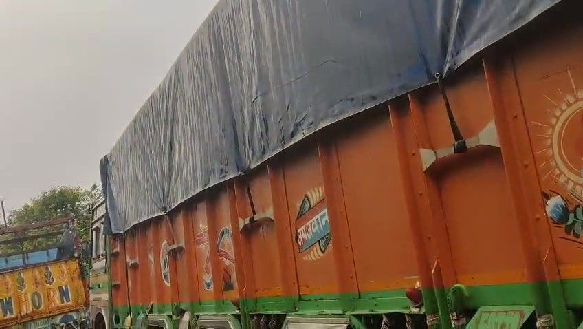 রাবার ভর্তি ট্রাক ছিনতাই