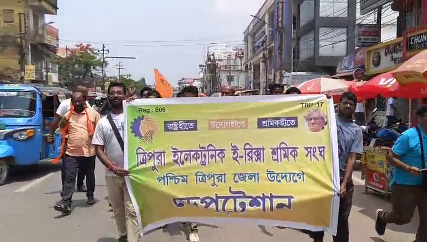 বিভিন্ন দাবিতে  ই রিকসা  শ্রমিকদের ডেপুটেশন ট্রাফিক সুপারের কাছে