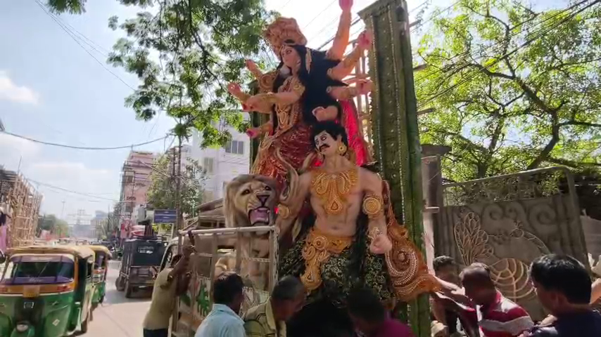 অবশেষে এসেই গেল দুর্গাপূজা প্যান্ডেলে প্যান্ডেলে যাচ্ছেন মা দুর্গা 