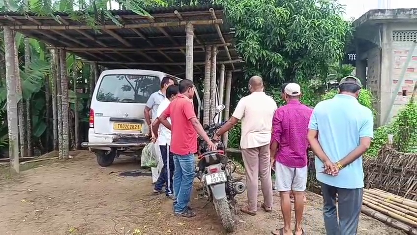 গাড়ির মধ্যে আগুন ধরিয়ে দেয় দুষ্কৃতীরা।
