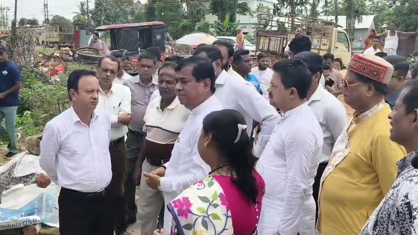 বর্ডার গোলচক্কর এলাকায় নিকাশি ব্যবস্থা ও সড়কের বেহাল দশা দেখে ক্ষোভ প্রকাশ মেয়রের 