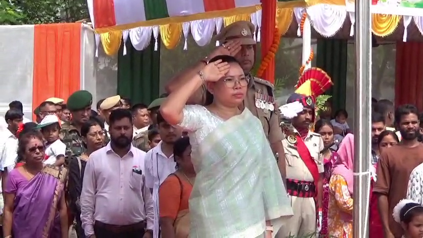 ৮০তম স্বাধীনতা দিবসে  উত্তর ত্রিপুরা জেলায় জাতীয় পতাকা উত্তোলন  করেন মন্ত্রী সান্তনা চাকমা